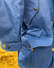 Carica l&#39;immagine nel visualizzatore di Gallery, MANIFATTURA CECCARELLI FISHERMAN PARKA MID BLUE WAXED
