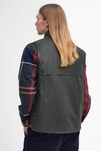 Carica l&#39;immagine nel visualizzatore di Gallery, BARBOUR X BARACUTA WAX GILET ARCHIVE OLIVE
