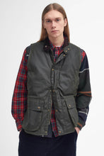 Carica l&#39;immagine nel visualizzatore di Gallery, BARBOUR X BARACUTA WAX GILET ARCHIVE OLIVE
